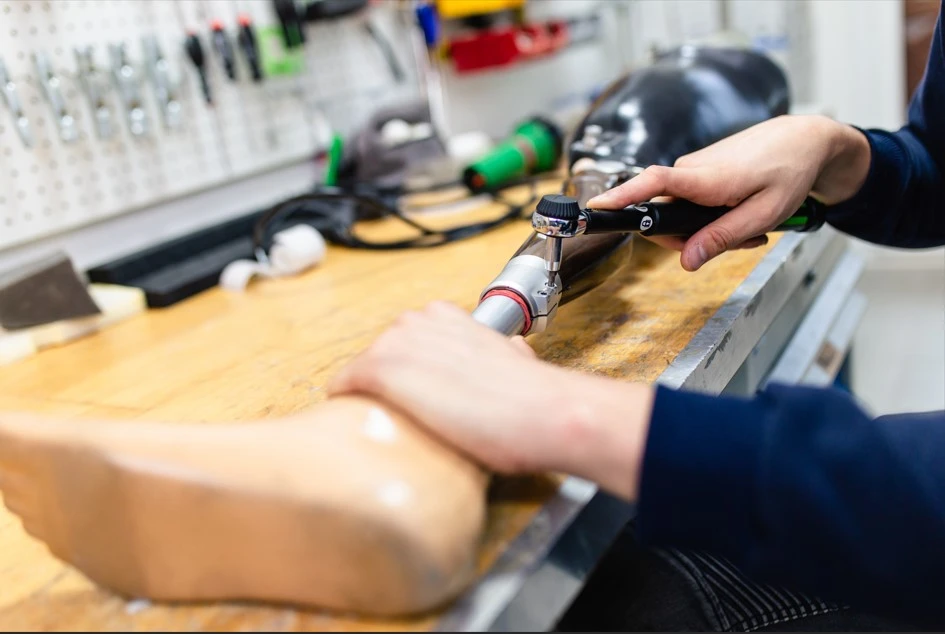 prosthetic leg fixing steps